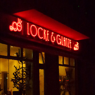 Beispiel Neonreklame Berlin - rot leuchtendes Neonschrift (unser Profil 1) - LOCKE UND GLATZE sowie Logo