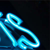 Beispiel Neonbuchstaben Leuchtschrift - Ausschnitt 14 - Detail eines blau leuchtenden Neonteiles